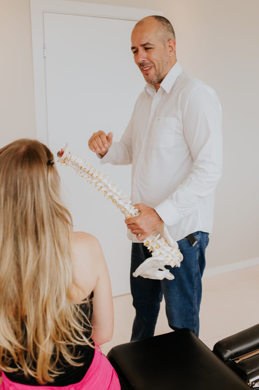 Atendimento de quiropraxia com o Dr. Roessler