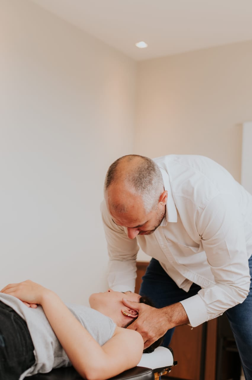 Atendimento de quiropraxia com o Dr. Roessler