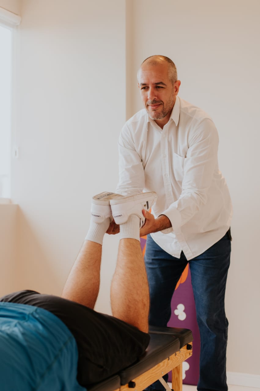 Atendimento de quiropraxia com o Dr. Roessler