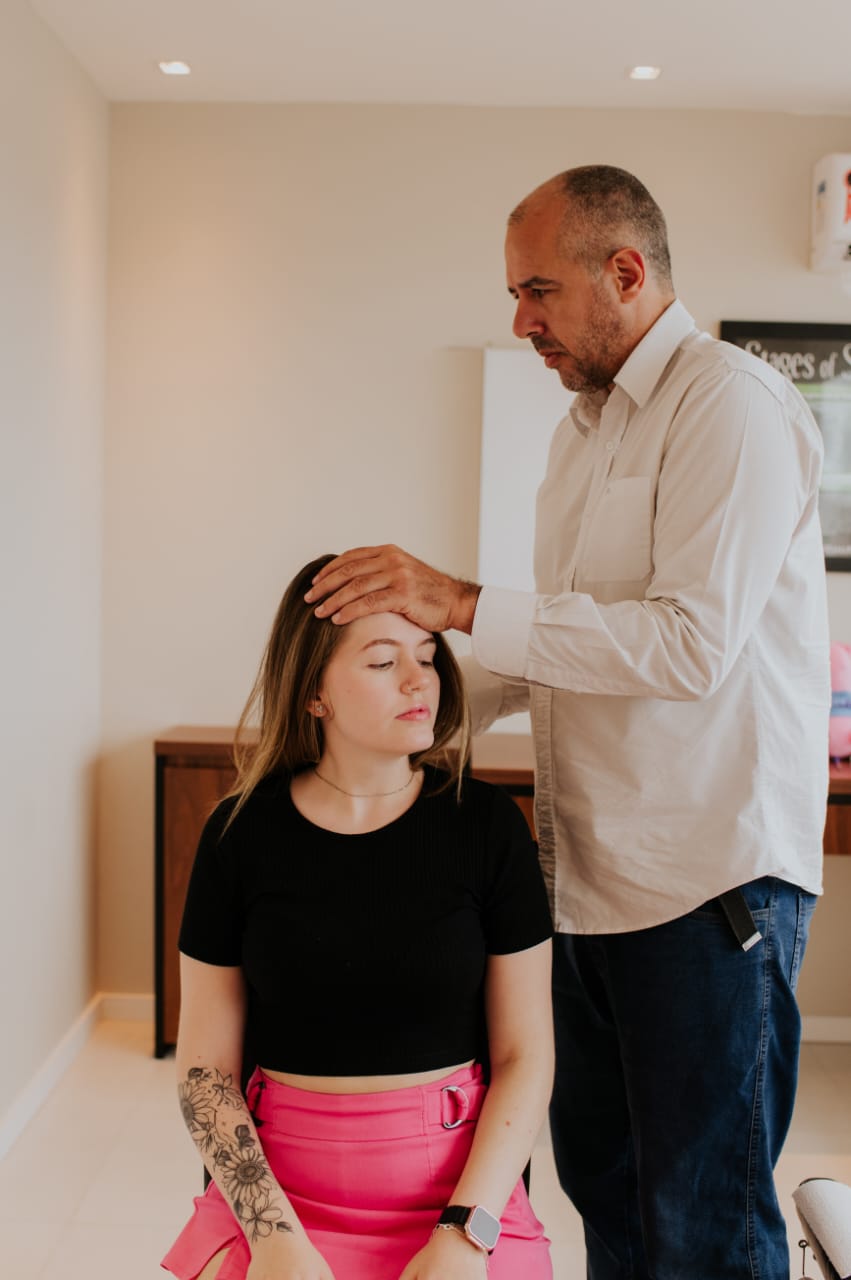 Atendimento de quiropraxia com o Dr. Roessler